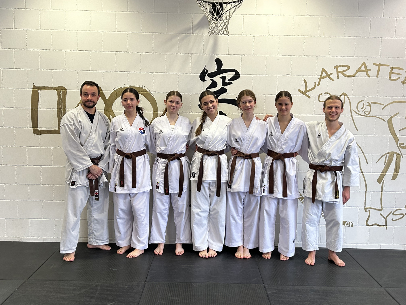 vlnr: Thiébaud, Lea (beide Fribourg), Anja, Chiara, Mia, Svenja, Jan